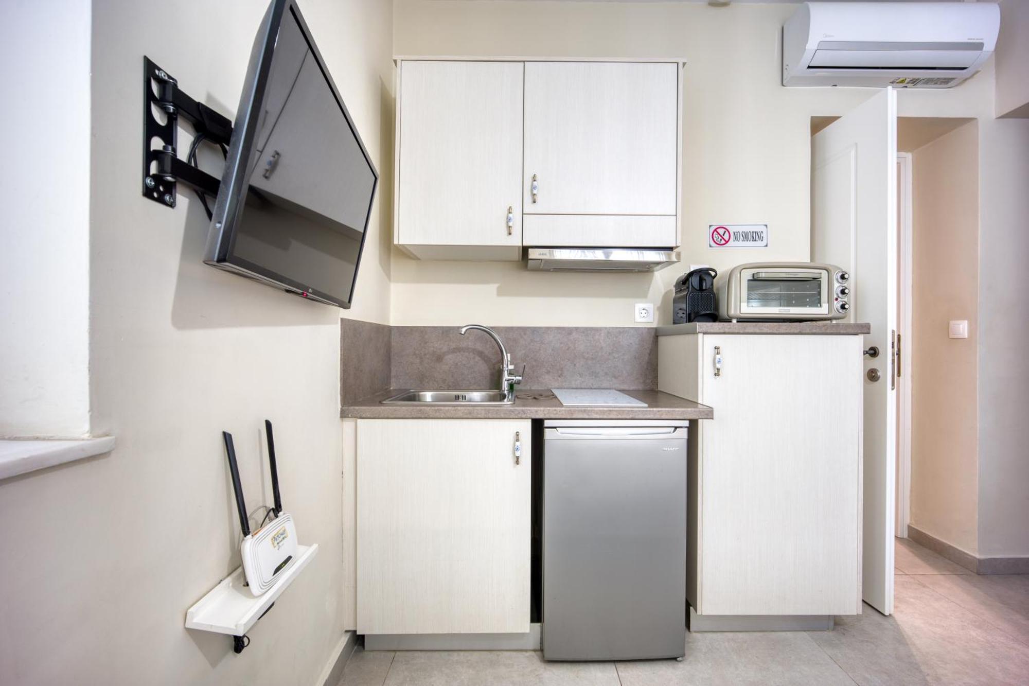 Bentzi...Boutique Apartment 1, Classic Double With Kitchenette, 2 Guests Athena Bagian luar foto